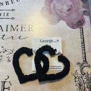 🍀NEW🍀Heart shaped earrings